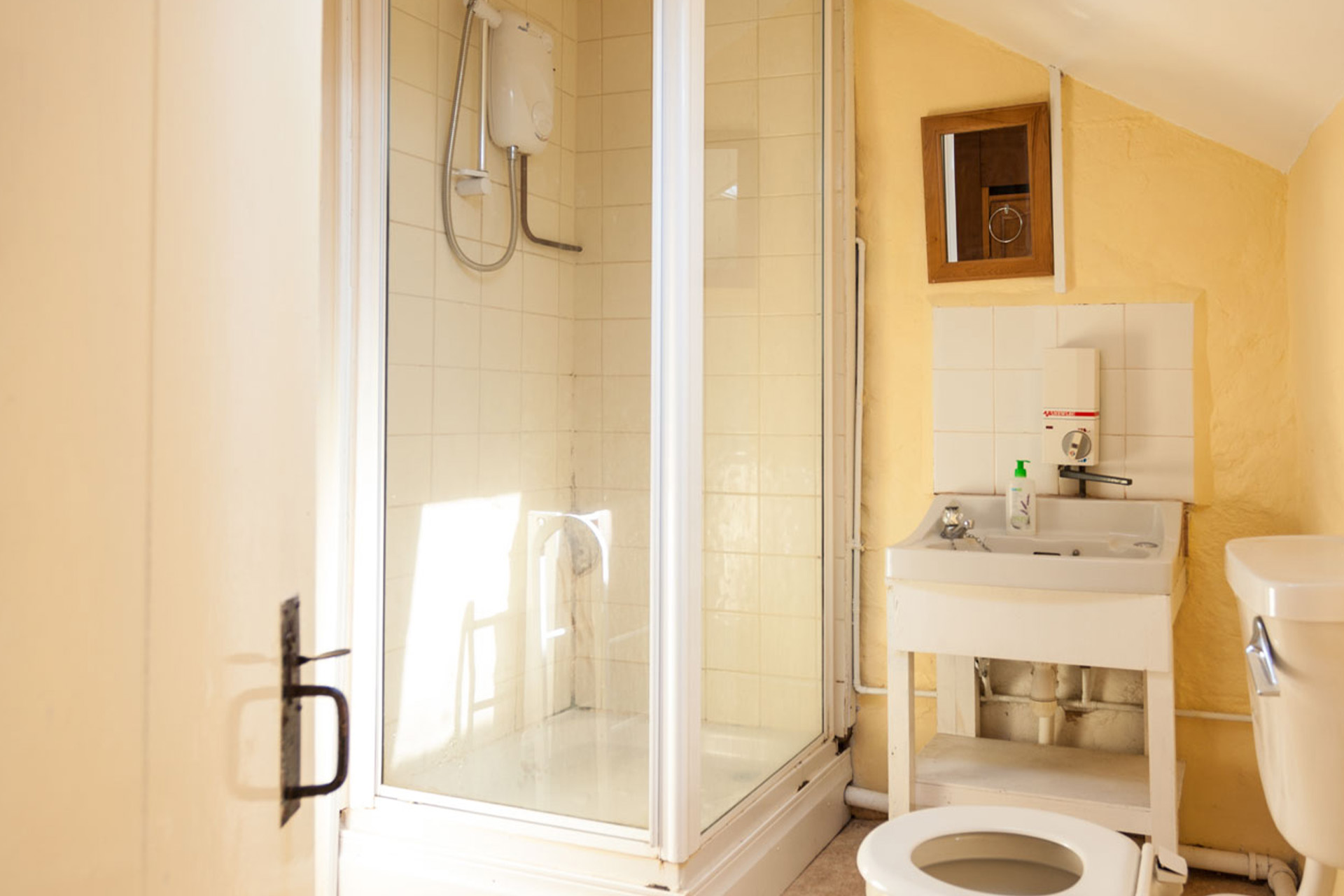 _0000_13-upper-bathroom